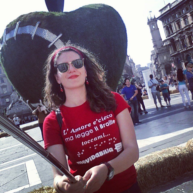 Ragazza con selfie stick e maglietta della campagna accessibilityiscool