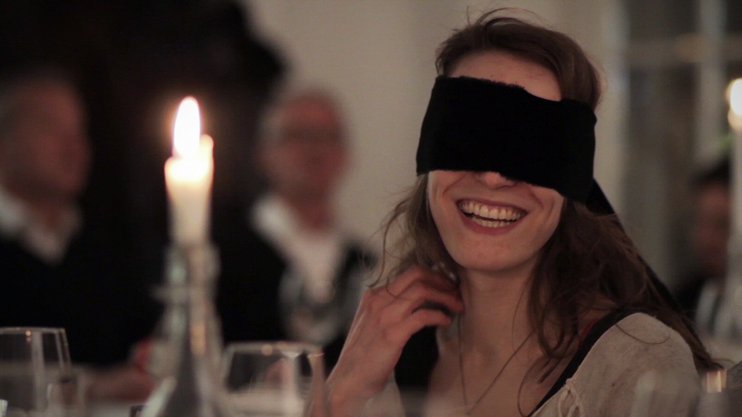 cena al buio - donna bendata ad una cena a lume di candela